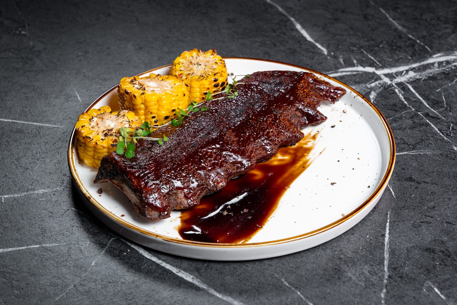 Ребра, глазированные с кукурузными початками в соусе BBQ